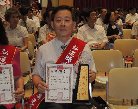 恭賀 黃柏翔校長榮膺103年私教協會全國十大傑出教師「弘道獎」